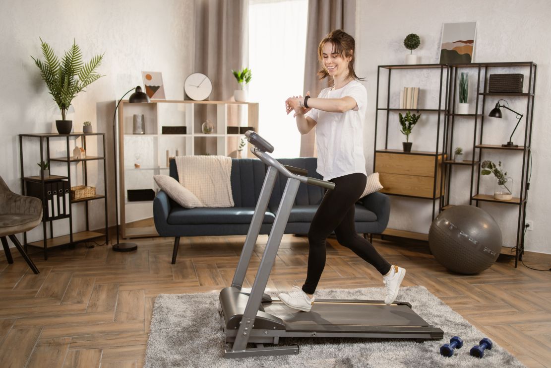 Ćwiczenia cardio w salonie – skakanki, steppery i bieżnie do użytku domowego