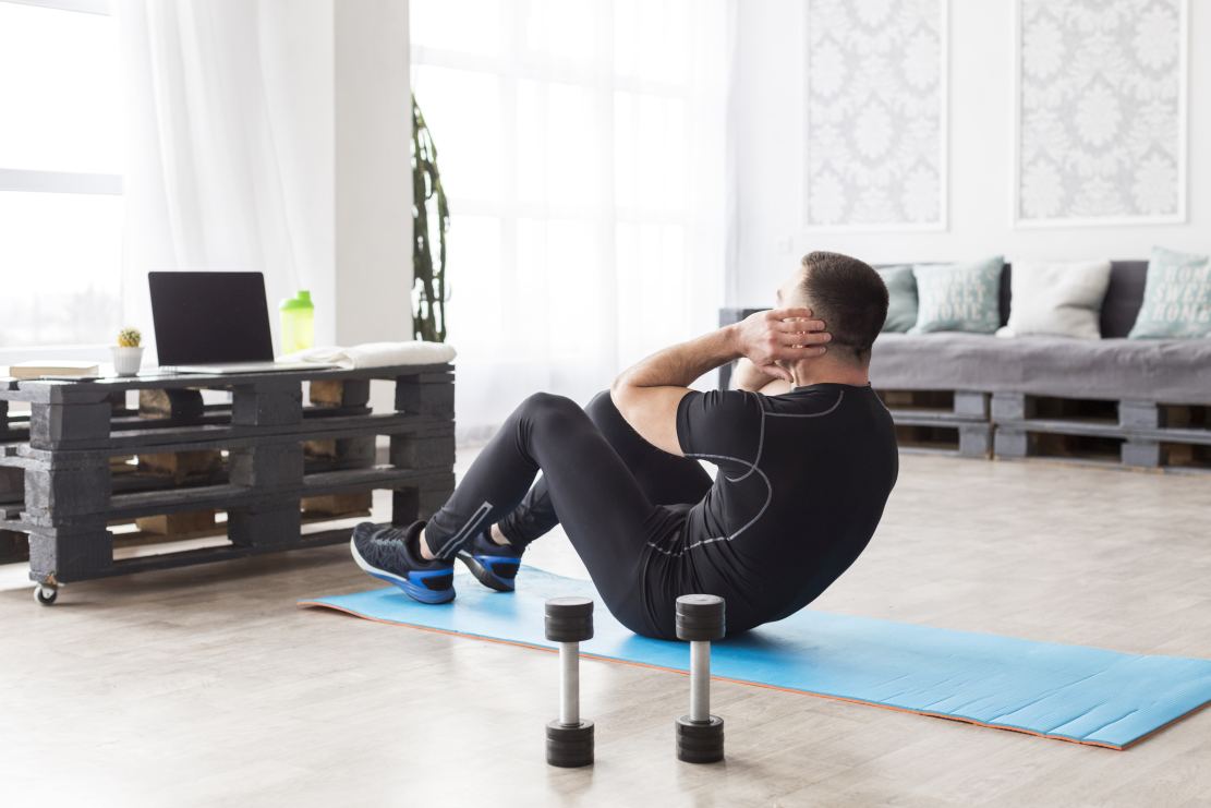 Domowa siłownia na 10m² w bloku – jak urządzić? Sprzęt do małego mieszkania