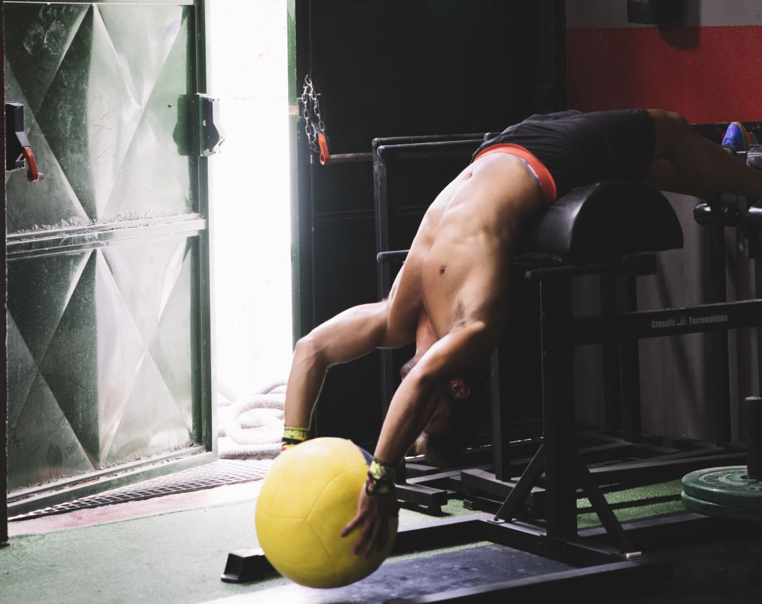 Bieżnia czy orbitrek – który sprzęt cardio skuteczniej redukuje tłuszcz z brzucha?