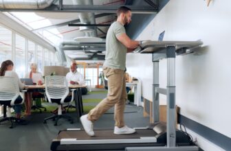 Trening przy biurku – 5 akcesoriów, które poprawią Twoje krążenie w pracy